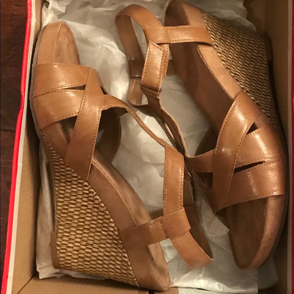 Tan Aerosoles wedges